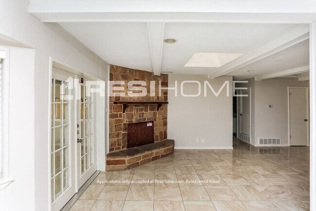 Foto del edificio - 6317 Carousel Drive