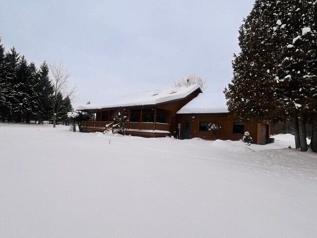 Foto del edificio - Charming Log Cabin Rental – 3 Bedroom / 2 Bath | Carthage School District