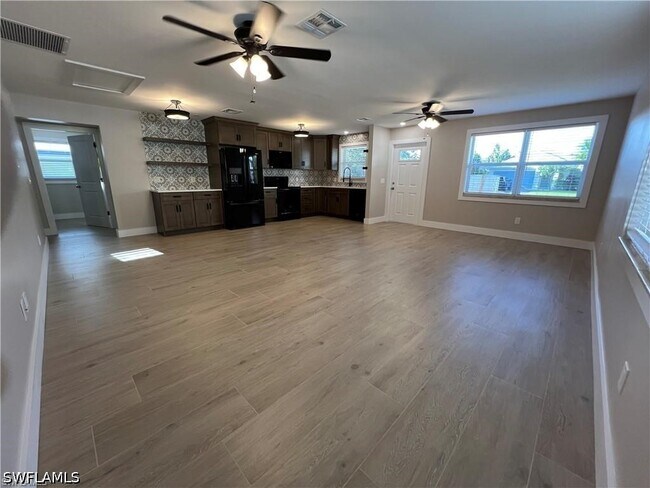 Foto del edificio - 787 104th Ave N