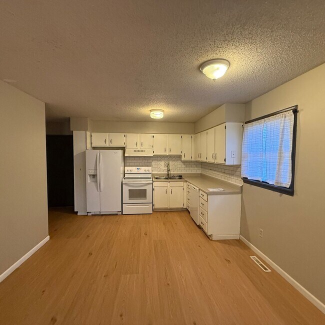 Foto del edificio - 2 Bedroom Home with unfinished Basement In SE Springfield