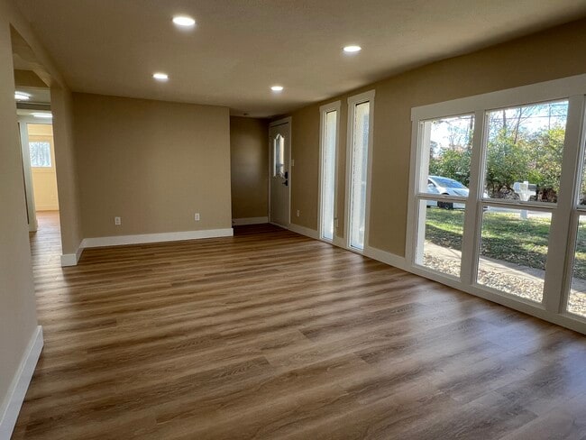 Building Photo - 3367 Parnell Dr