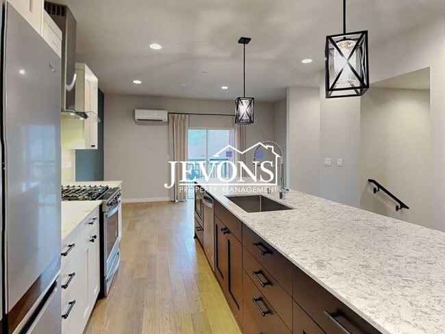 Foto del edificio - Coming soon! Modern Townhome Living in Prime Issaquah Location