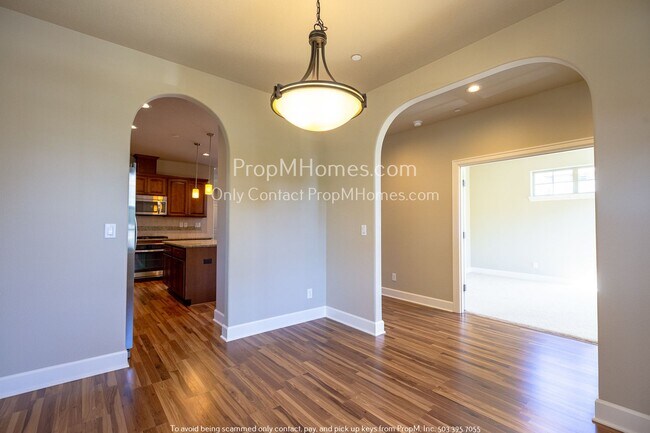 Foto del edificio - Serene Three-Bedroom Haven with Elegant Of...