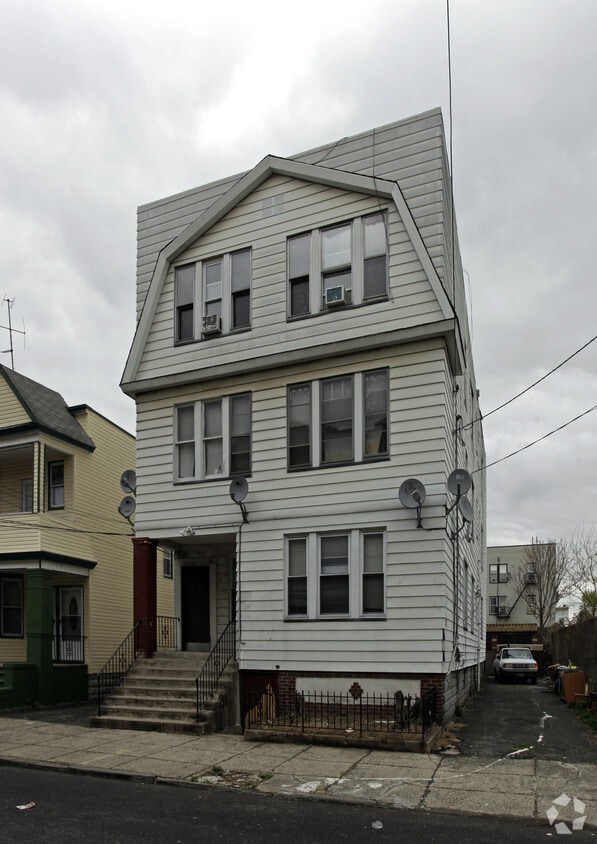 Building Photo - 130 Woodlawn Ave