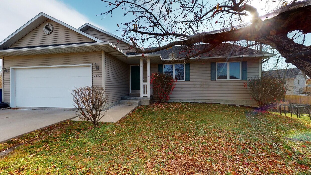 Foto principal - 2417 East Glenwood-Lovely Easter Lake Area