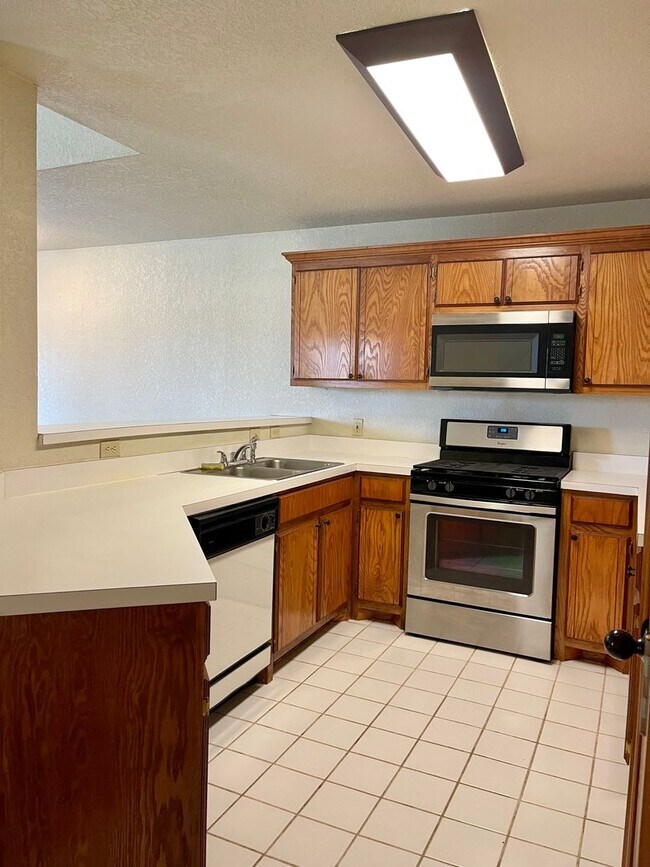 Foto del edificio - 3320-3322 Ridgecrest Cir