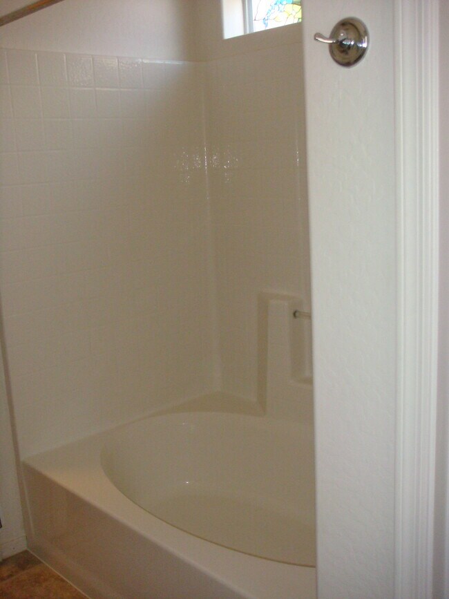 Baño principal - 608 N Robles St