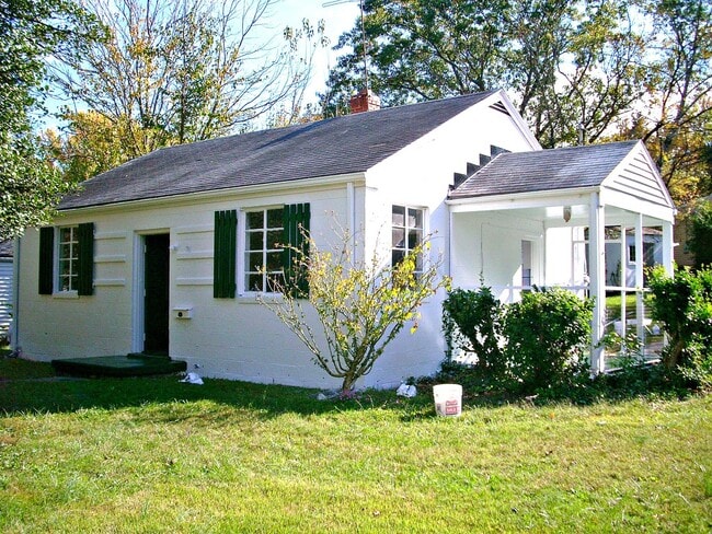 Building Photo - --AVAILABLE OCTOBER 30TH-- 2 BR / 1.5 BA W...