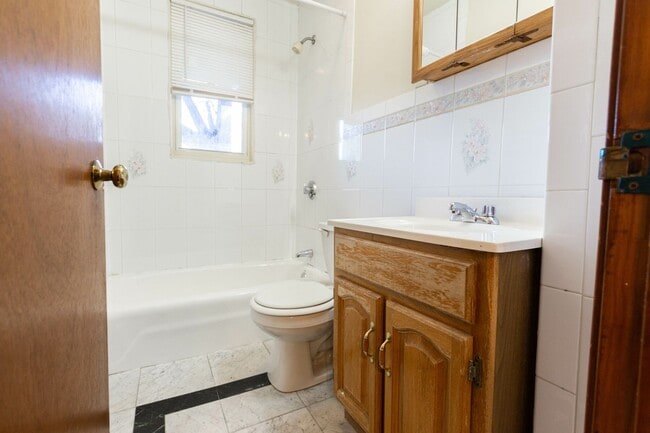 Foto del edificio - No Brokers Fee. No Security Deposit, Laund...