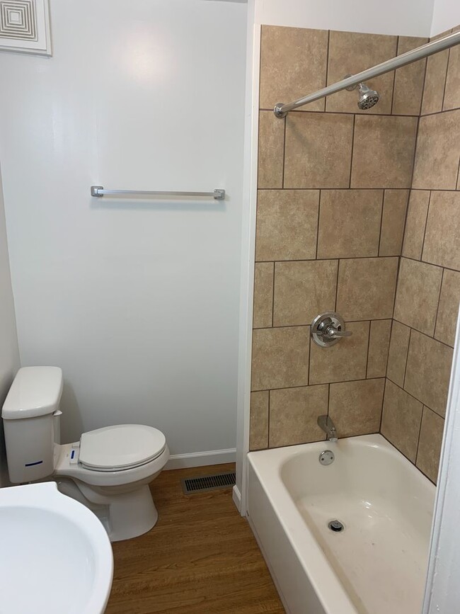 Foto del edificio - Video in Photos! Downtown York 2 Bedroom-1...