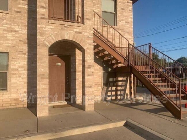 Building Photo - 1204 E Lyon St