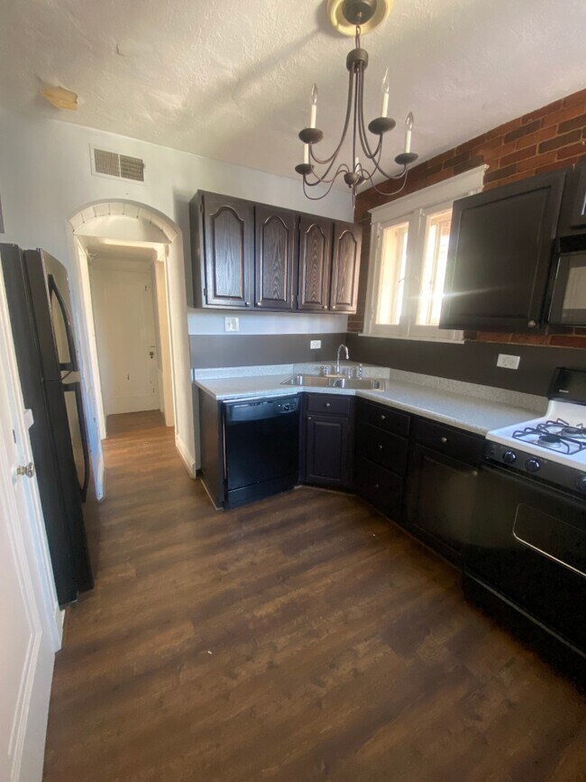 Foto del edificio - 5049 Lindenwood Ave
