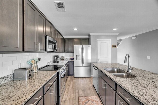 Foto del edificio - Beautiful 5 Bed/3 Bath Home in Savannah Highlands