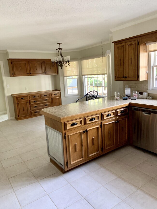 Building Photo - 404 Pinecrest Dr