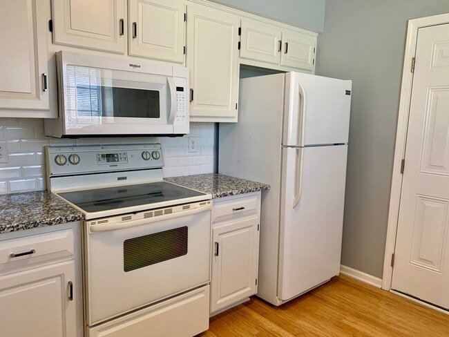 Building Photo - Beautifully Updated 2 Bedroom Townhouse for Rent