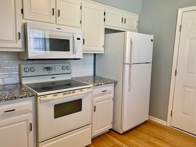 Foto del edificio - Beautifully Updated 2 Bedroom Townhouse for Rent