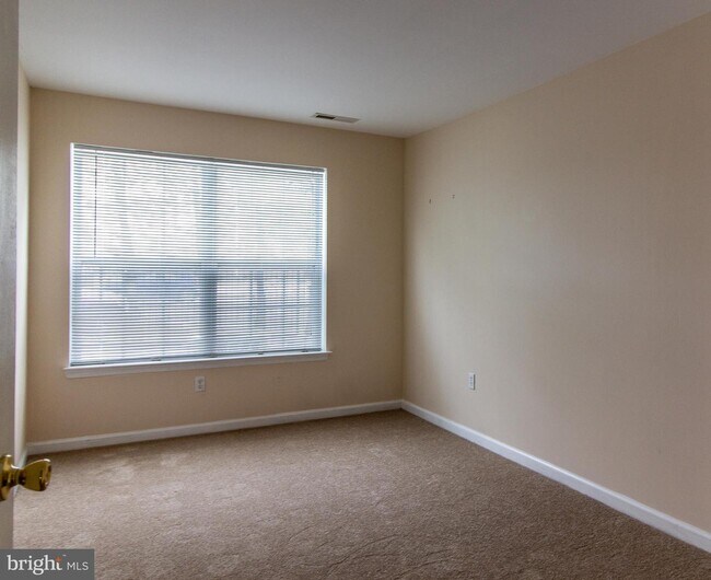 Foto del edificio - 9228-38 Blue Grass Rd