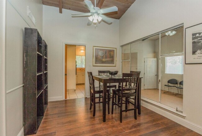 Foto del edificio - **PRICE DROP**3 bedroom / 3 bath with walk...