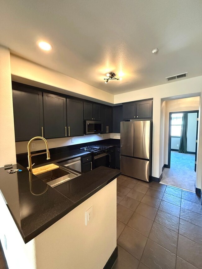 Foto del edificio - NEW CONSTRUCTION HUGE 1800sf 3BR/3BA 2GR C...