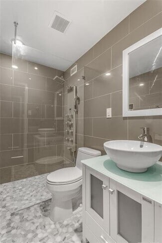 Baño - 3060 Pharr Court North NW