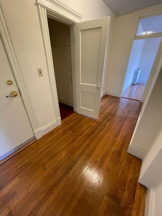 Building Photo - Avl NOW - Large, sunny 1BR corner unit, hot water inc!