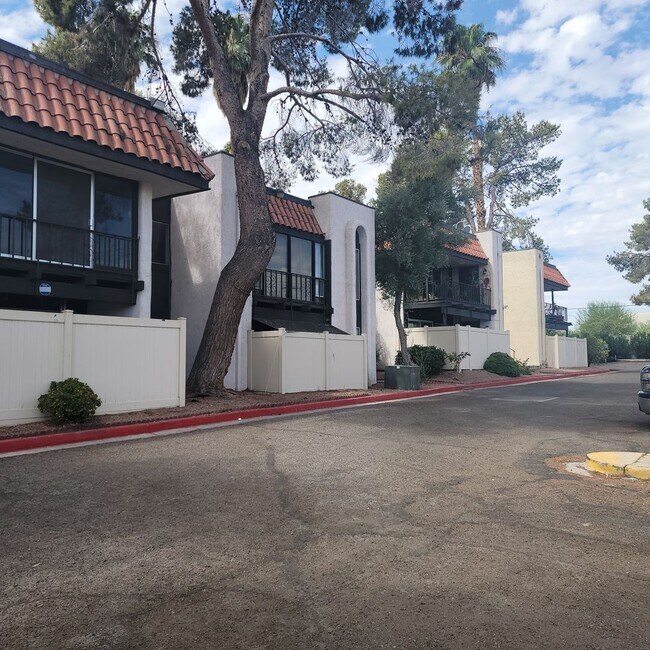 Building Photo - Beautiful 1 Bedroom Condo Near The Strip