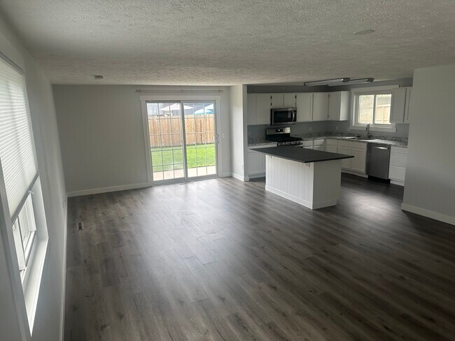 Building Photo - 3524 English Ct