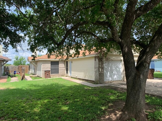 Building Photo - 1506 S Medina St