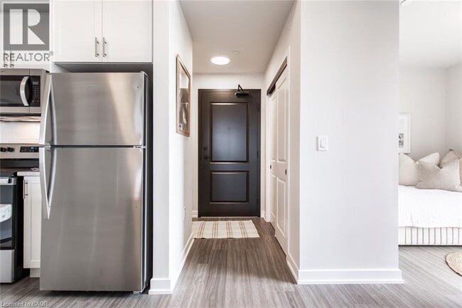 Building Photo - 870 Queenston Rd