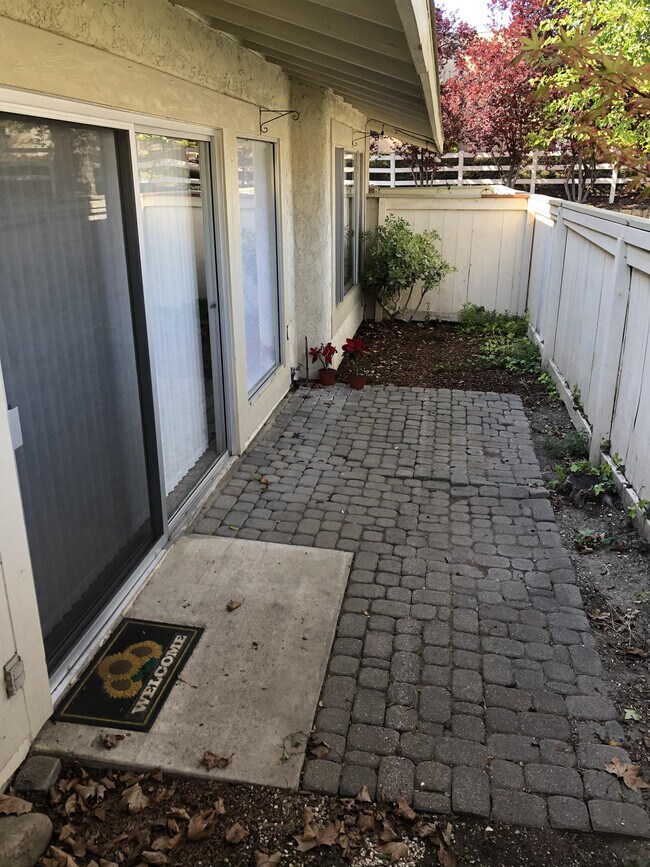 Foto del edificio - 2043 Village Ln