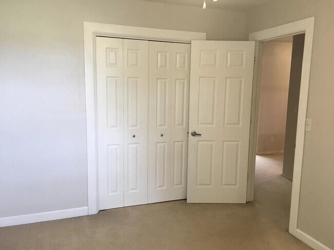 Building Photo - Golfcourse townhome, quality updates