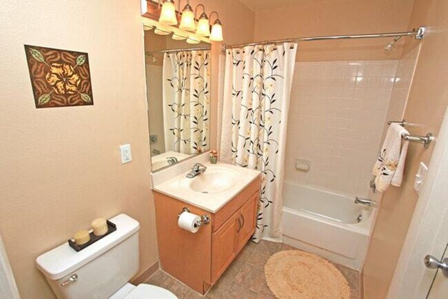 Building Photo - 1500 Sharen Dr