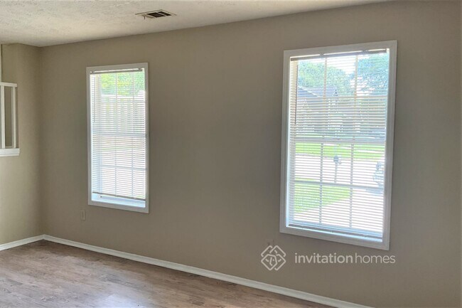 Foto del edificio - 3040 Laurengate Dr