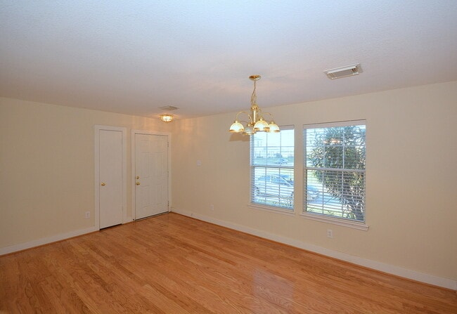 Foto del edificio - MOVE IN READY 3/2/2 WITH OPEN FLOOR PLAN. KITCHEN FEATURES OAK CABINETS, BLACK APPLICANCES AND BR...