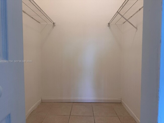 Foto del edificio - 631 Cypress Lake Blvd