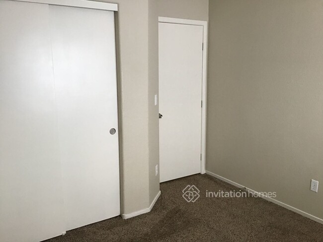 Building Photo - 4921 W El Campo Grande Ave