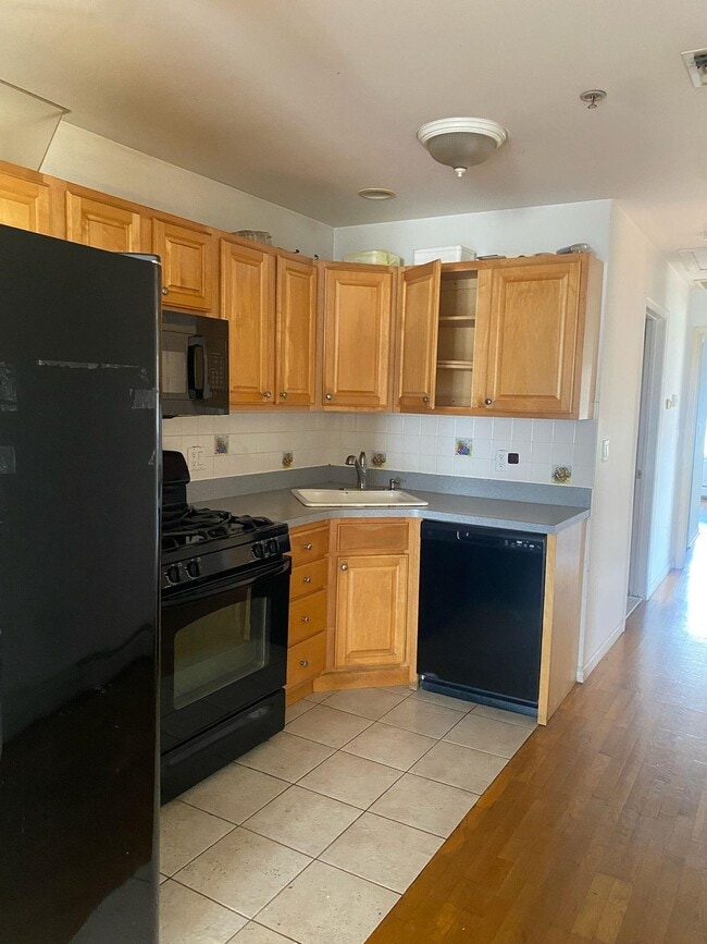 Foto del edificio - 6720 MADISON St