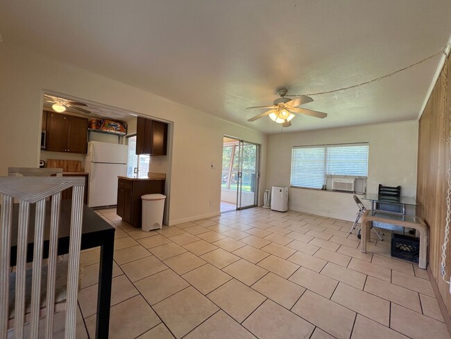 Building Photo - AVAIL 10/15 -- $1,200 ** Annual ** 2 Bed /...