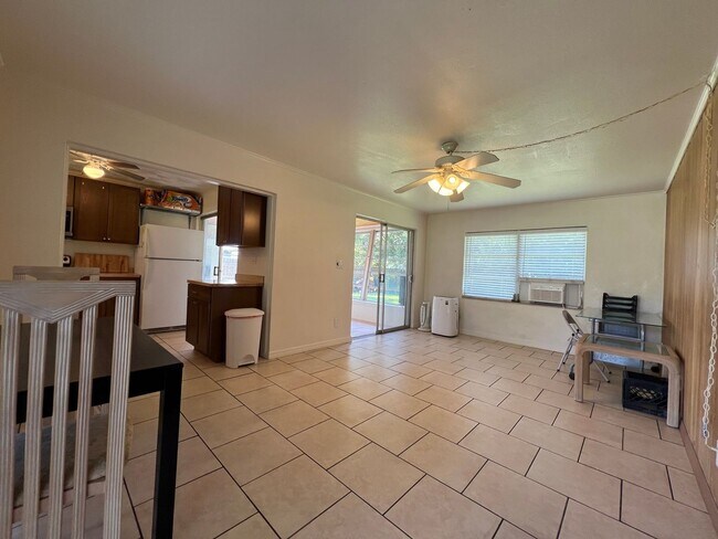 Foto del edificio - AVAIL 10/15 -- $1,200 ** Annual ** 2 Bed /...