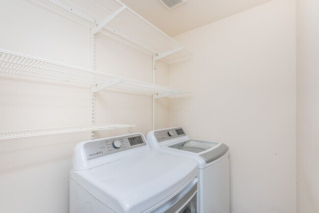 Foto del edificio - Bay View Point Loma Luxury | 4BR/3.5BA Hou...