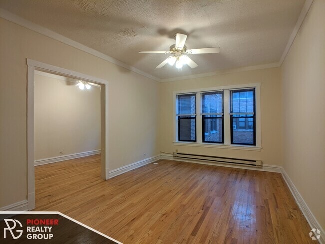 Building Photo - 633 W Cornelia Ave