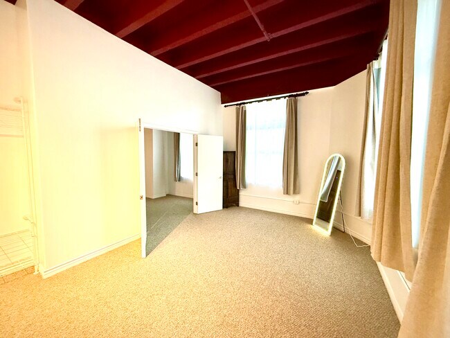 Foto del edificio - 312 W 5th St