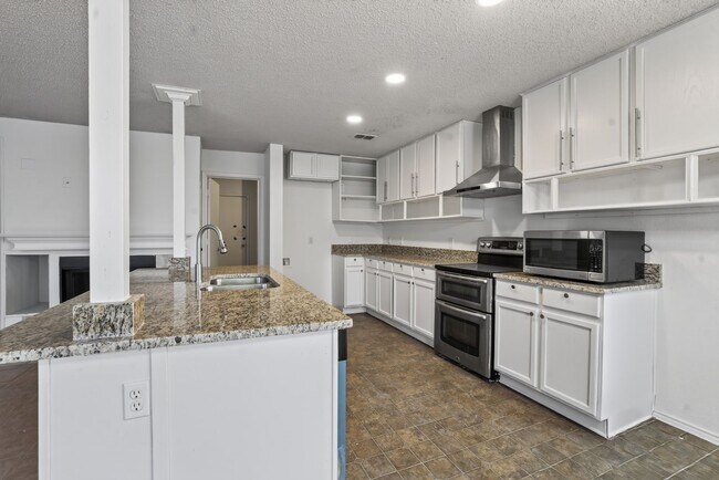 Foto del edificio - 5-bedroom, 3 bathrooms House for Rent