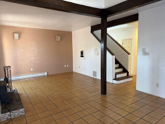Building Photo - Townhome Near Old Town and Sawmill District