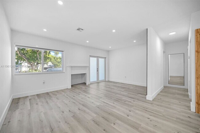 Foto del edificio - 876 NE 81st St