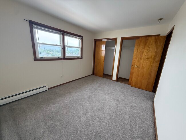 El segundo dormitorio se puede utilizar como oficina. - 755 8th St