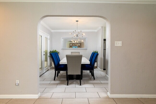 Building Photo - 2213 Park Hill Dr