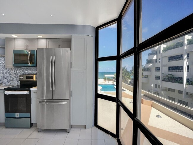 Building Photo - 6423 Collins Ave
