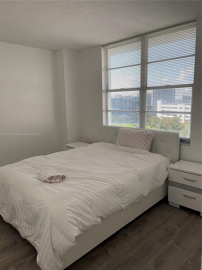 Building Photo - 3725 S Ocean Dr