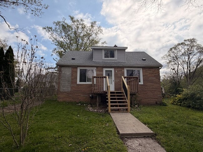 Building Photo - Rehabbed Waterford house available now!
